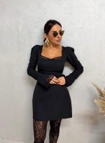 Mala crna haljina dugih blago rasečenih rukava sa čipkom kvadratnog dekoltea sa čipkom i istaknutih ramena