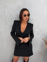 Mini crna elegantna haljina dugih rasečenih rukava i V dekoltea