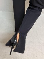 Crne basic zvonaste pantalone rasečenih nogavica