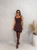 Mini braon elegantna haljina četvrtastog dekoltea sa ivicama ukrašenim čipkom