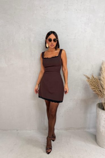 Mini braon elegantna haljina četvrtastog dekoltea sa ivicama ukrašenim čipkom