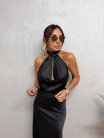Duga crna elegantna satenska haljina otvorenih leđa sa rolka kragnom