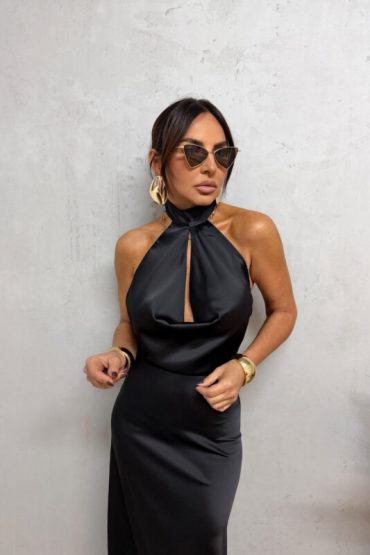 Duga crna elegantna satenska haljina otvorenih leđa sa rolka kragnom