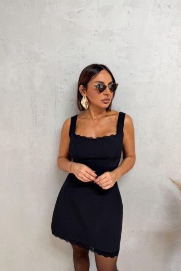 Mala crna elegantna haljina četvrtastog dekoltea sa ivicama ukrašenim čipkom