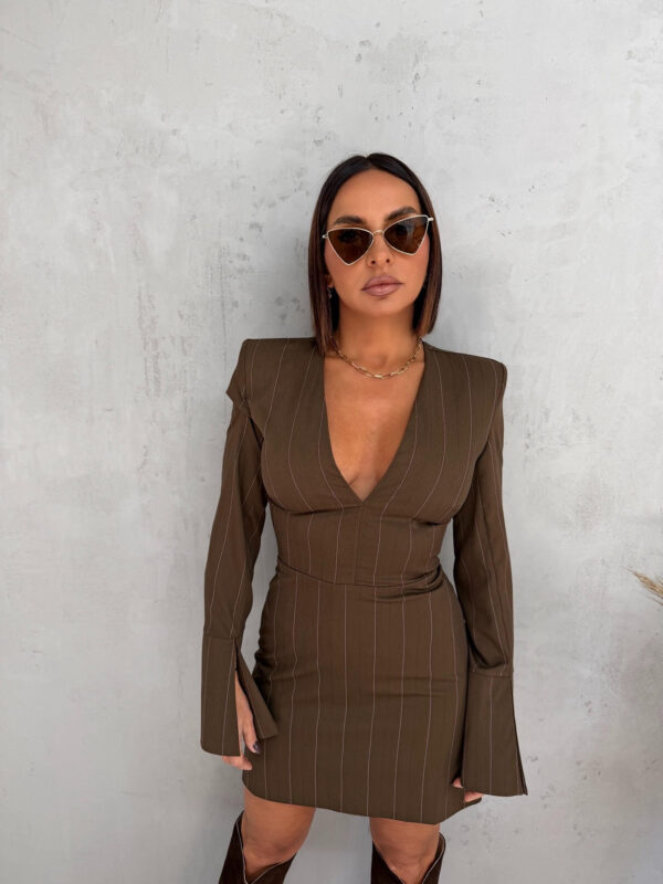 Susie Hazelnut mini haljina Mini braon elegantna haljina dugih rasečenih rukava i V dekoltea sa diskretnim prugama