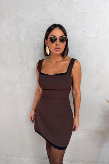 Mini braon elegantna haljina četvrtastog dekoltea sa ivicama ukrašenim čipkom