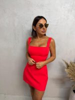 Mini crvena elegantna haljina ravnog kroja, četvrtastog dekoltea i dekorativnog otvora na leđima