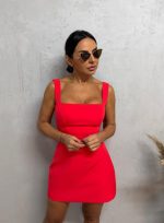 Mini crvena elegantna haljina ravnog kroja, četvrtastog dekoltea i dekorativnog otvora na leđima