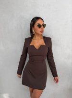 Mini elegantna braon haljina dugih rukava i rasečenog dekoltea