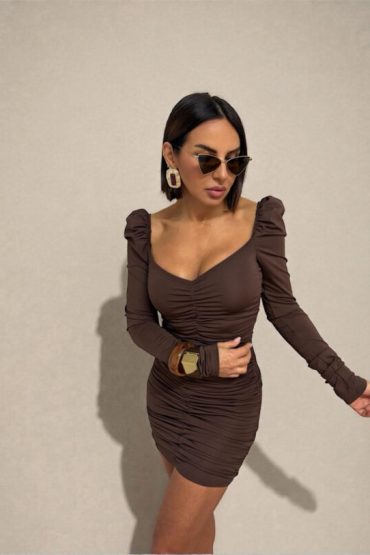 Mini braon elegantna nabrana haljina dugih rukava, naglašenih ramena i naglašenog dekoltea