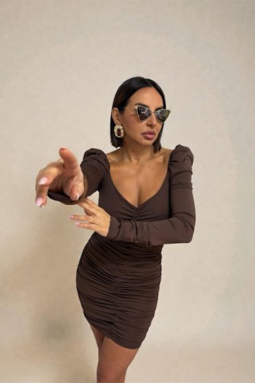 Mini braon elegantna nabrana haljina dugih rukava, naglašenih ramena i naglašenog dekoltea