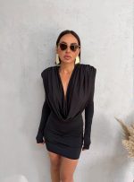 Mini crna elegantna haljina dugih rukava, naglašenih ramena i nabranog dekoltea