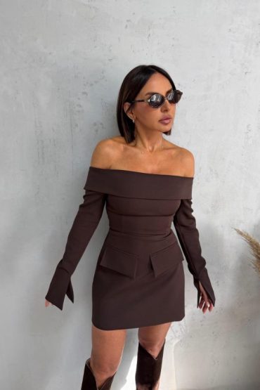 Mini braon elegantna haljina dugih rukava otkrivenih ramena sa lažnim džepovima