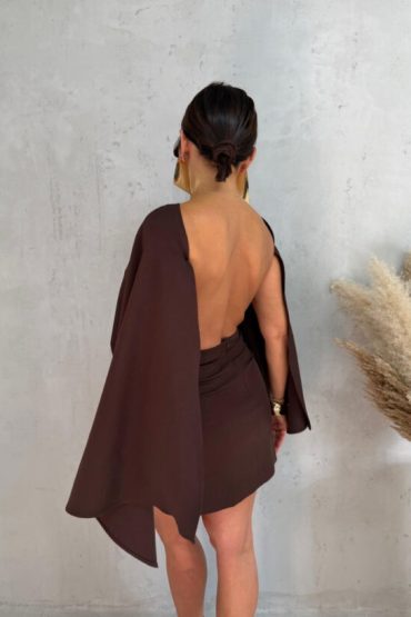 Mini braon elegantna haljina sa pončo ogrtačem i otvorenim leđima