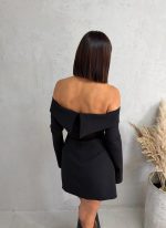 Mini crna elegantna haljina dugih rukava otkrivenih ramena sa lažnim džepovima