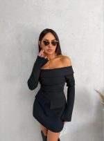 Mini crna elegantna haljina dugih rukava otkrivenih ramena sa lažnim džepovima