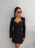 Mini elegantna crna haljina dugih rukava i rasečenog dekoltea